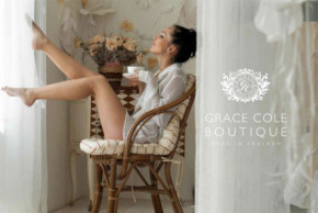 -     Grace Cole Boutique Warm Vanilla & Sandalwood Bath & Shower Gel 500 