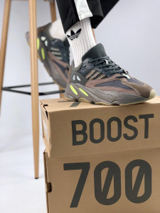    Yeezy Boost 700 Mauve (   700)