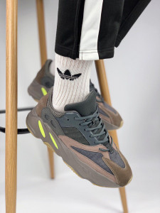    Yeezy Boost 700 Mauve (   700) 4