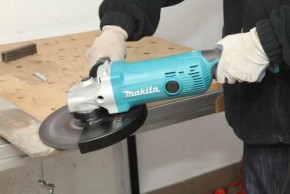    Makita GA7040RF01 4