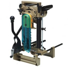   Makita 7104L