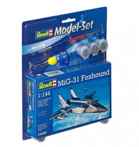   Revell  -31 Foxhound 1:144 (64086)